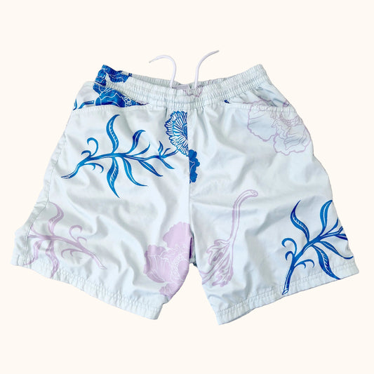 Einzigartige und nachhaltige Vintage Badeshorts in hellmint-blau-lila von Nike. Front.