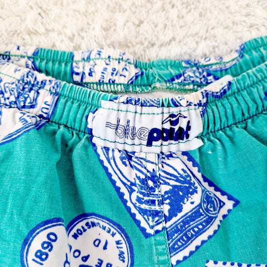 Einzigartige und nachhaltige Vintage Badeshorts in grün-blau-weiss mit Briefmarken. Unique and sustainable vintage swimtrunks in greenblue-white with stamps. Close-up.