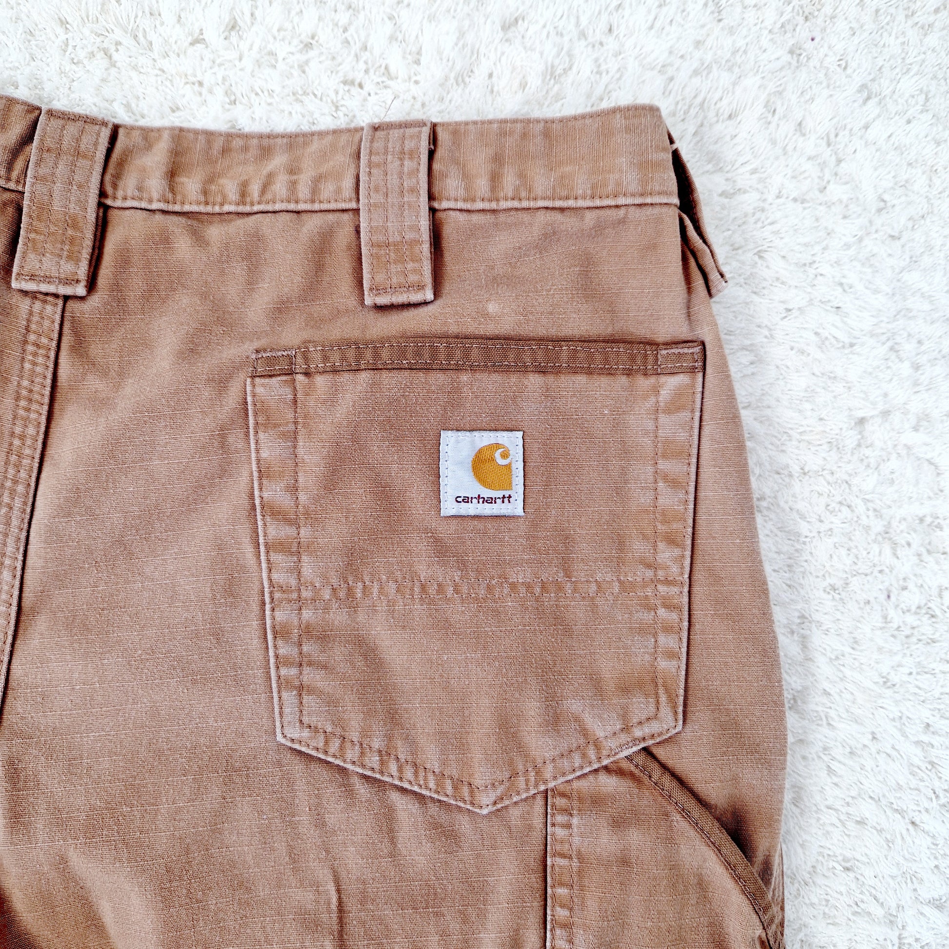 Einzigartige und nachhaltige Vintage Hose in caramell von Carhartt. Unique and sustainable vintage pants in caramell from Carhartt. Tag.