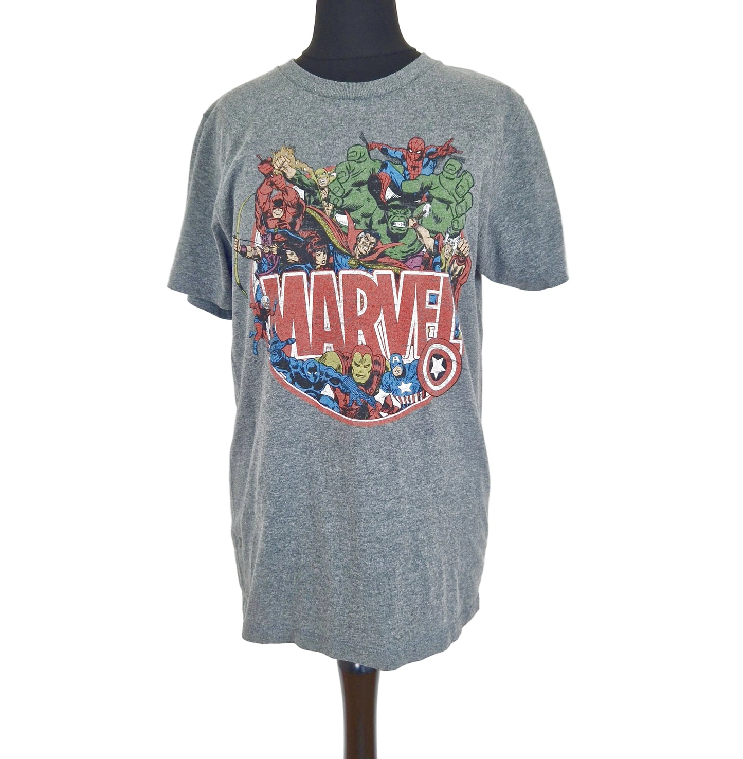 Einzigartiges und nachhaltiges Vintage T-Shirt in grau-rot-grün mit Marvel Figuren. Front.
