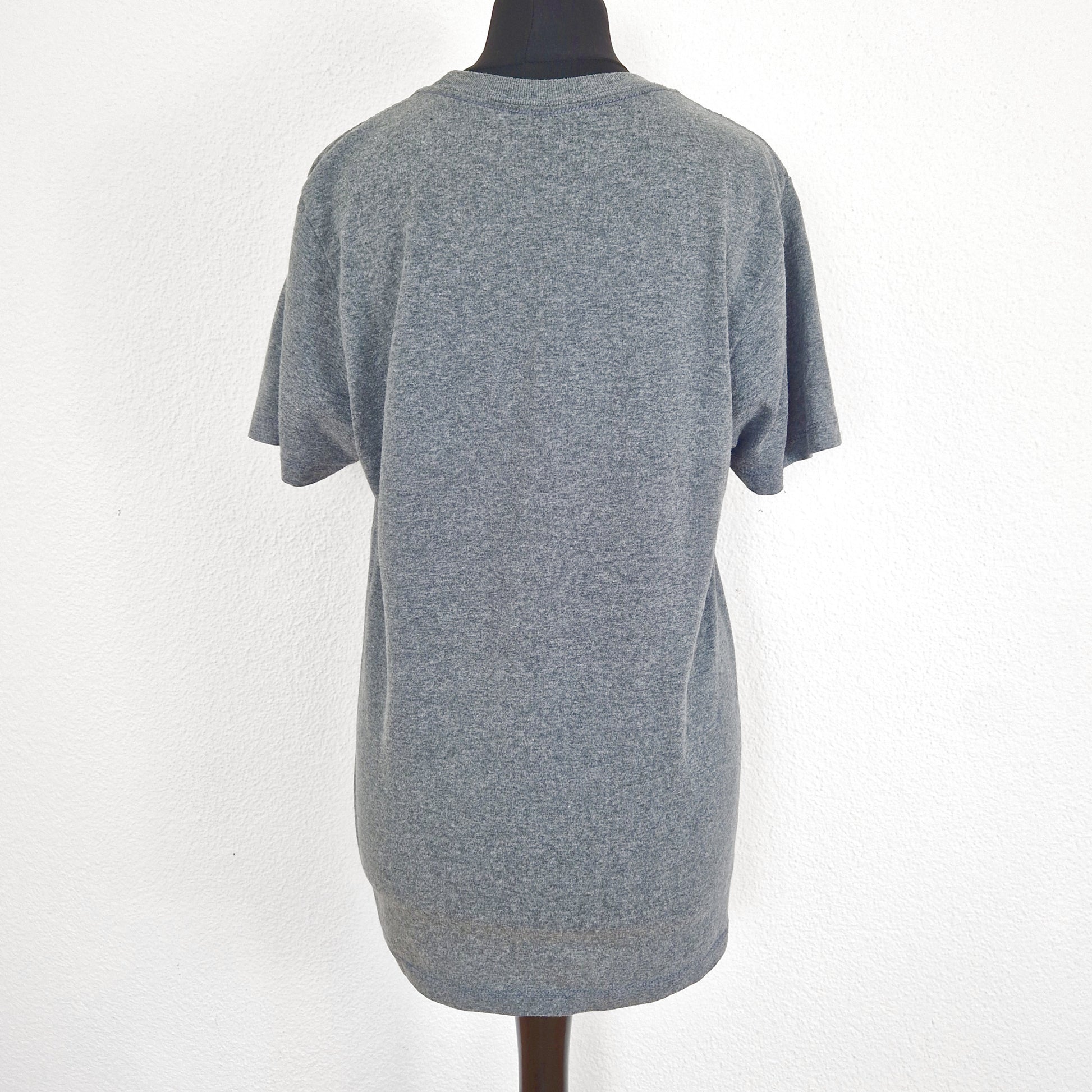 Einzigartiges und nachhaltiges Vintage T-Shirt in grau-rot-grün mit Marvel Figuren. Back.