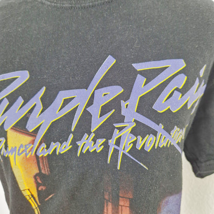 Einzigartiges und nachhaltiges Vintage T-Shirt in schwarz-violett-gelb, Purple Rain. Close-up.
