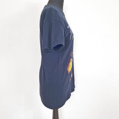 Einzigartiges und nachhaltiges Vintage T-Shirt in schwarz-violett-gelb, Purple Rain. Side.