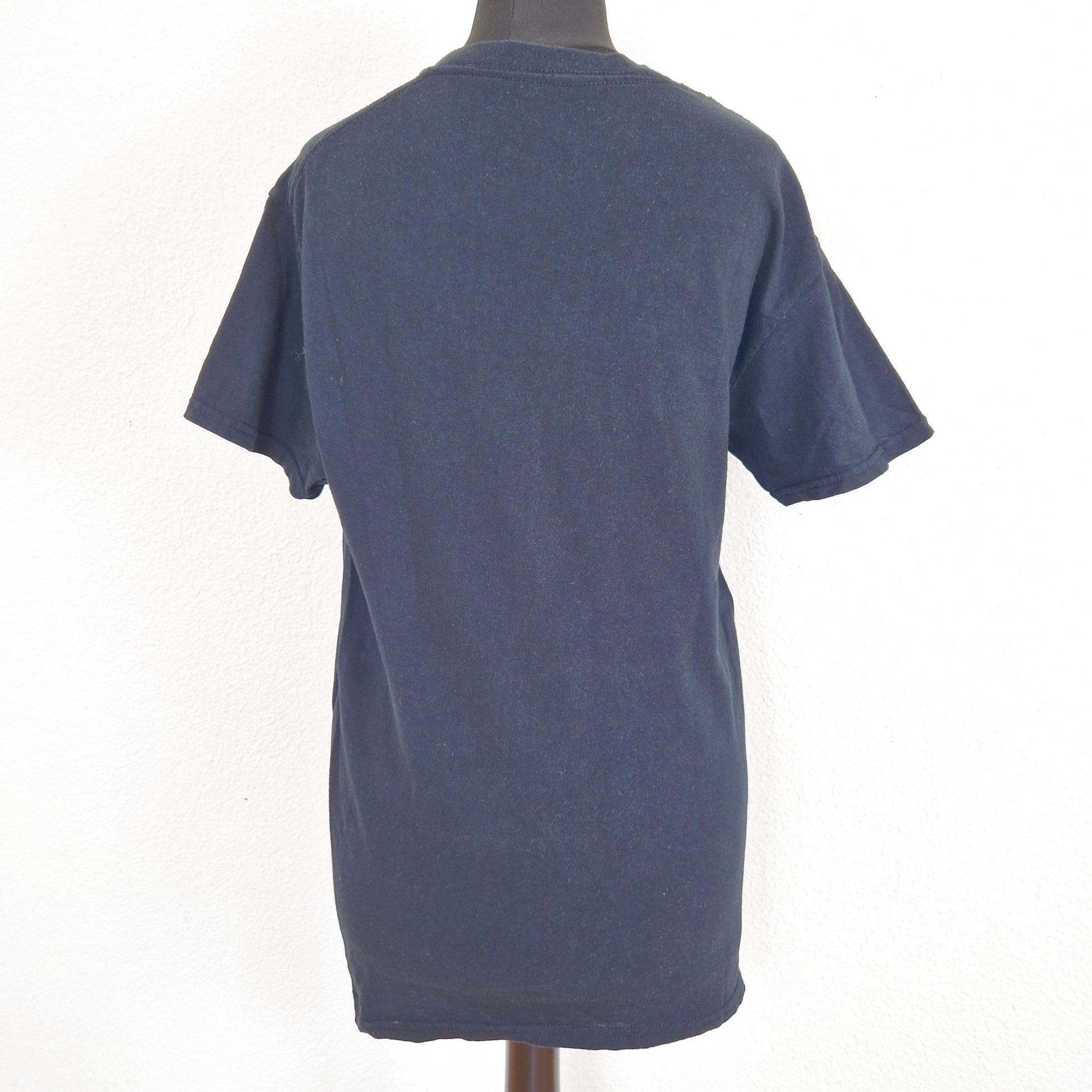 Einzigartiges und nachhaltiges Vintage T-Shirt in schwarz-violett-gelb, Purple Rain. Back.