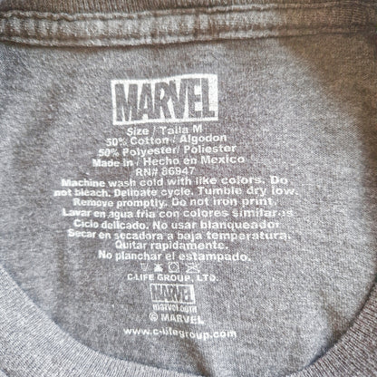 Einzigartiges und nachhaltiges Vintage T-Shirt in anthrazit-rot-grün mit Marvel Figuren. Tag.