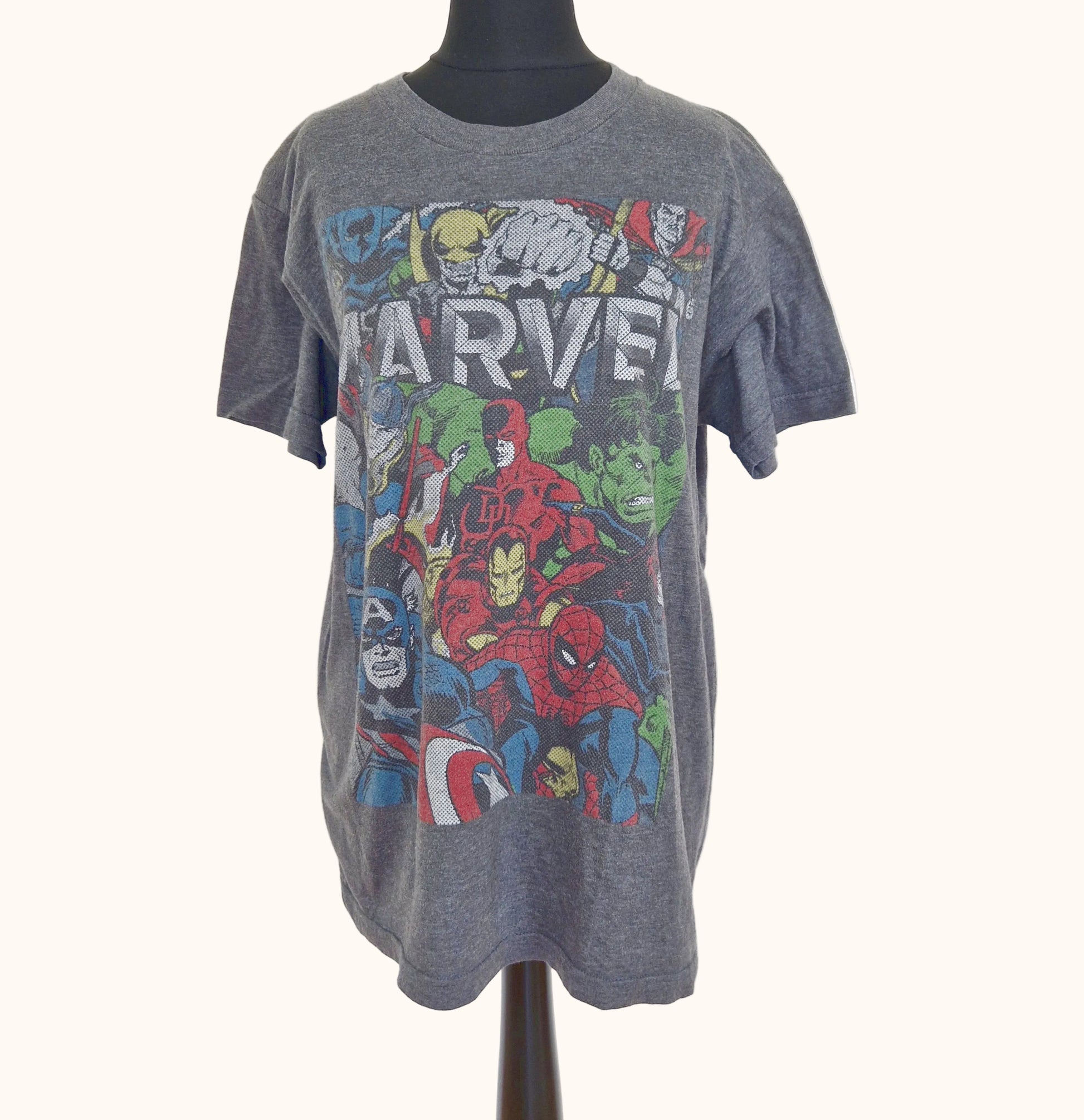Einzigartiges und nachhaltiges Vintage T-Shirt in anthrazit-rot-grün mit Marvel Figuren. Front.