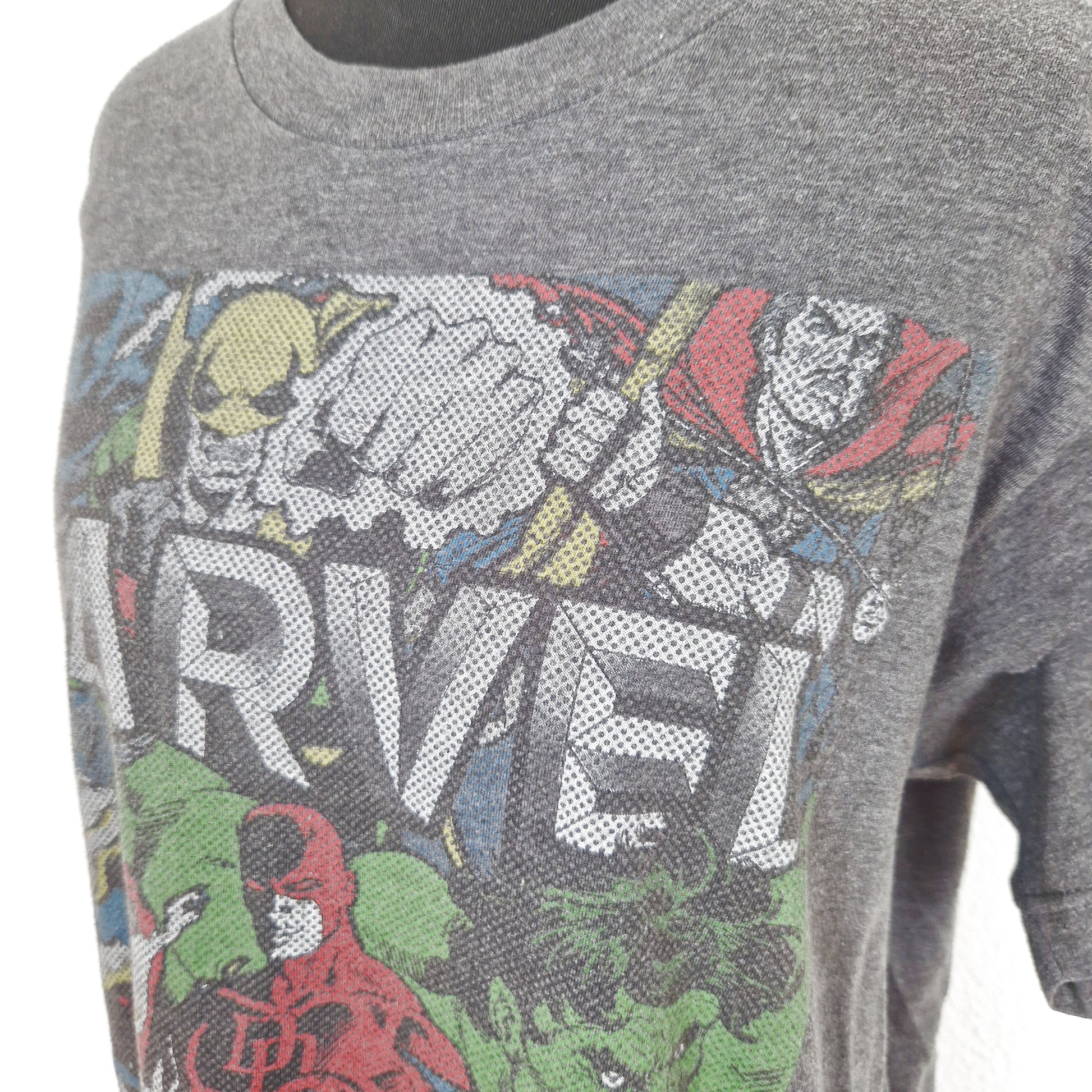Einzigartiges und nachhaltiges Vintage T-Shirt in anthrazit-rot-grün mit Marvel Figuren. Close-up.