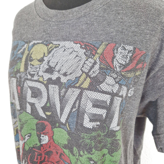 Einzigartiges und nachhaltiges Vintage T-Shirt in anthrazit-rot-grün mit Marvel Figuren. Close-up.
