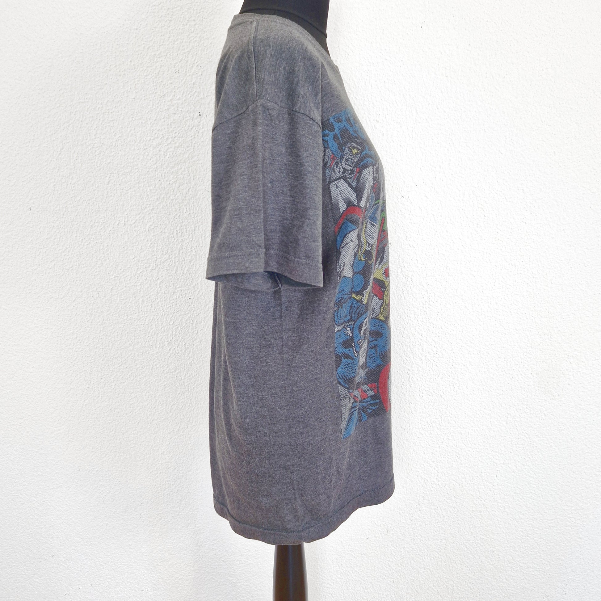 Einzigartiges und nachhaltiges Vintage T-Shirt in anthrazit-rot-grün mit Marvel Figuren. Side.