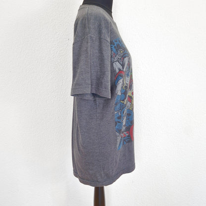 Einzigartiges und nachhaltiges Vintage T-Shirt in anthrazit-rot-grün mit Marvel Figuren. Side.