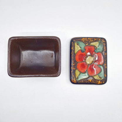 Einzigartige und nachhaltige Vintage Dose aus Keramik von Ruscha mit Blume. Above open.