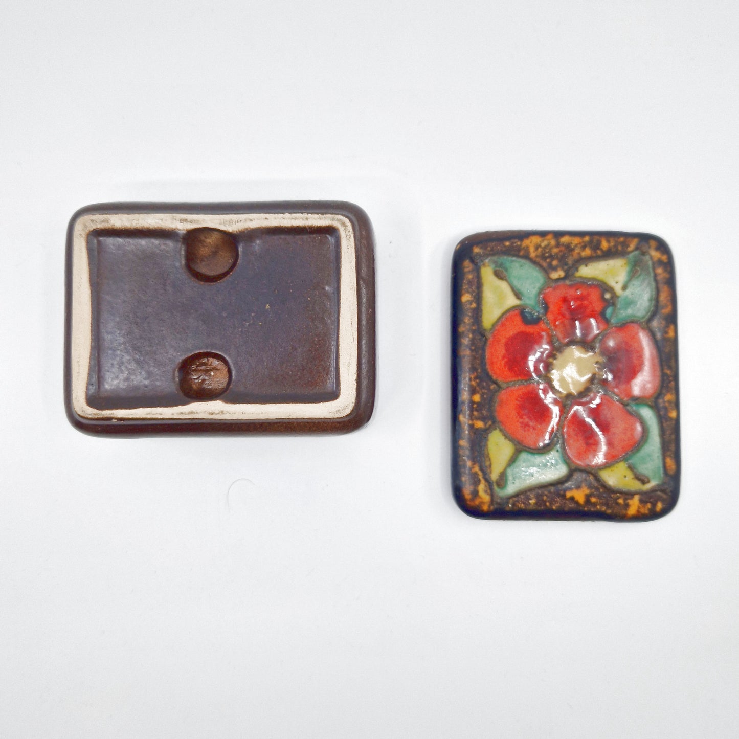 Einzigartige und nachhaltige Vintage Dose aus Keramik von Ruscha mit Blume. Below