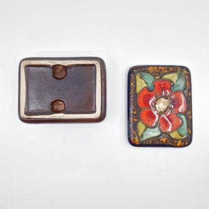 Einzigartige und nachhaltige Vintage Dose aus Keramik von Ruscha mit Blume. Below