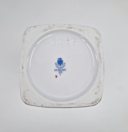 Einzigartige und nachhaltige Vintage Vase in weiss-schwarz-gold von Endre Szász für Hollóháza. Below.