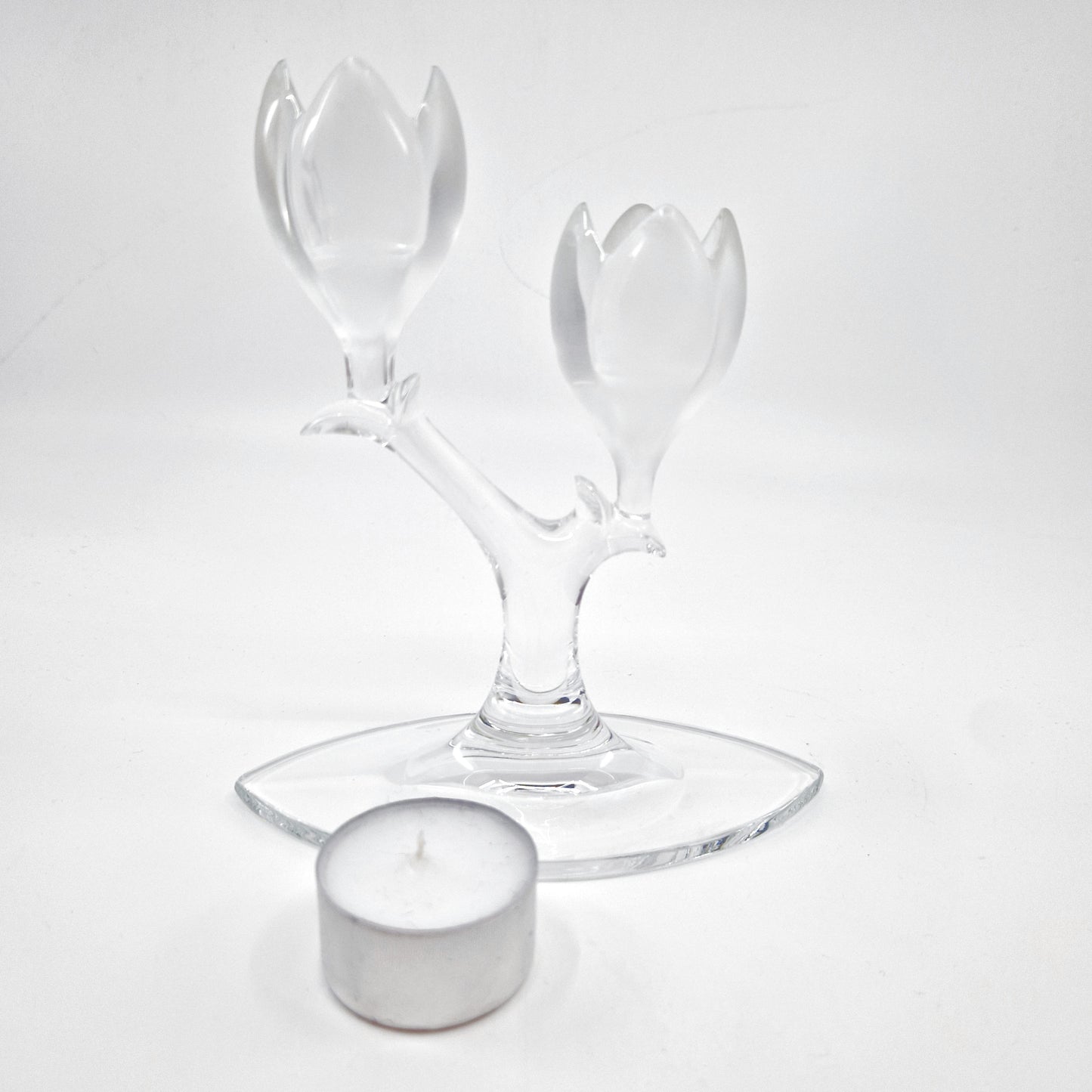 Einzigartiger und nachhaltiger Vintage Kerzenständer aus Glas in Tulpenoptik. Scale Reference.