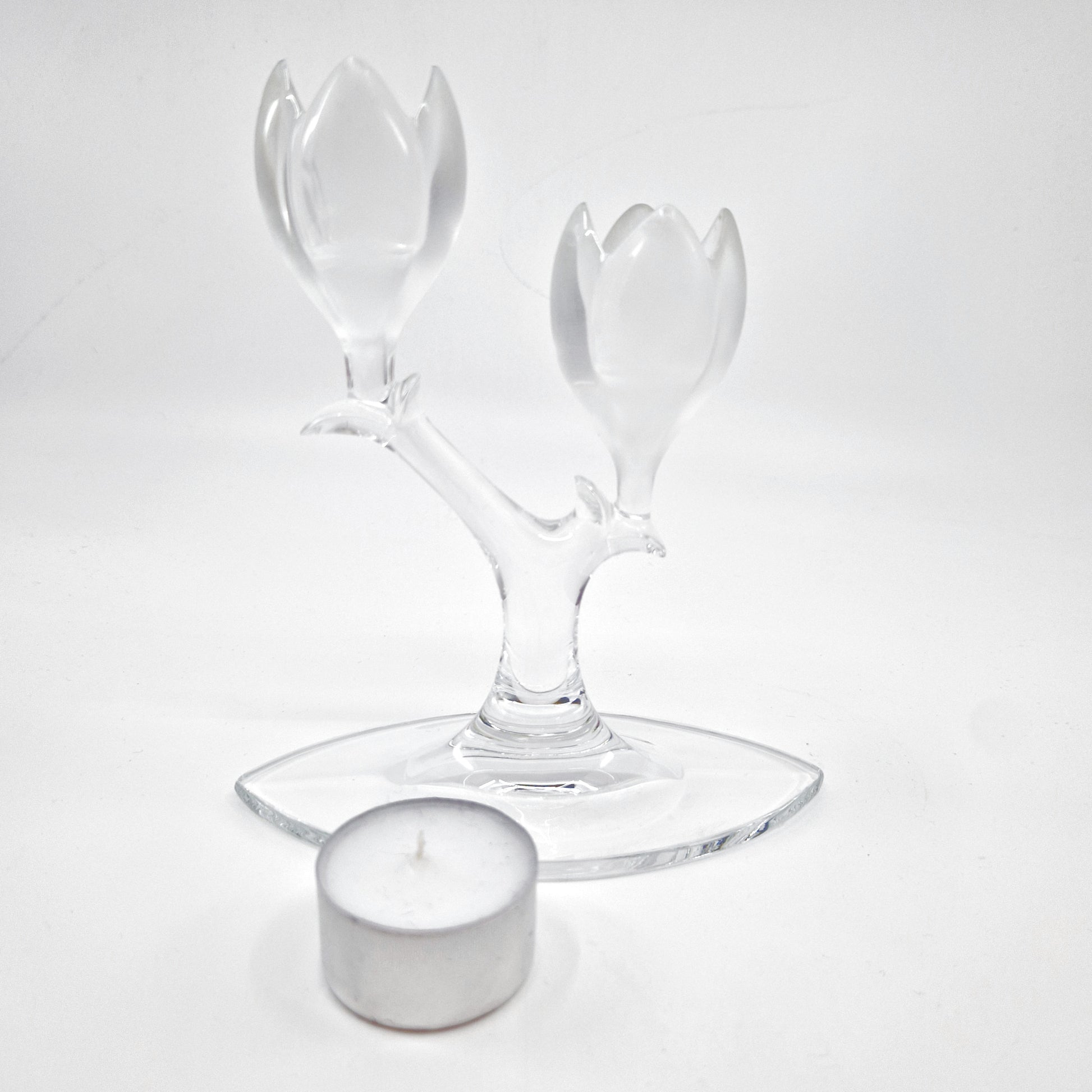 Einzigartiger und nachhaltiger Vintage Kerzenständer aus Glas in Tulpenoptik. Scale Reference.