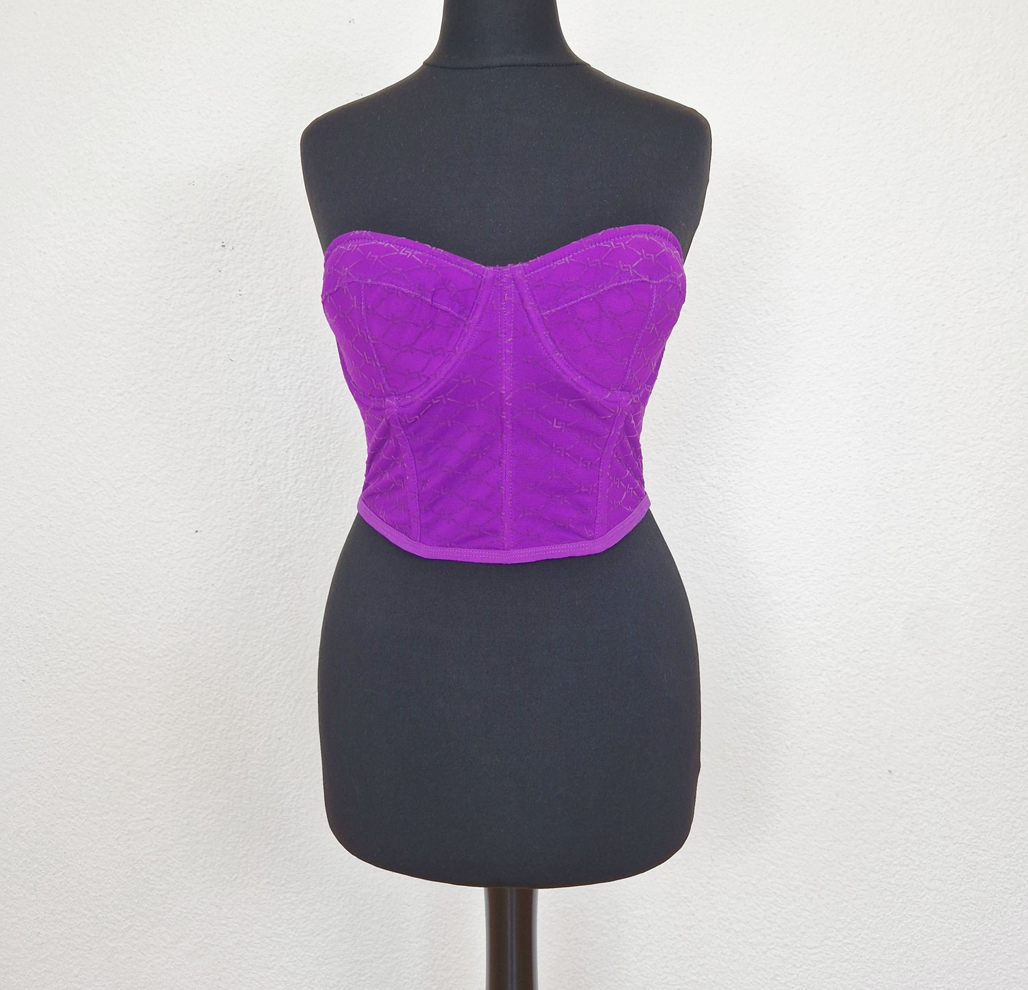 Einzigartiges und nachhaltiges Vintage Corset in violett. Unique and sustainable vintage corset in purple. Front. 