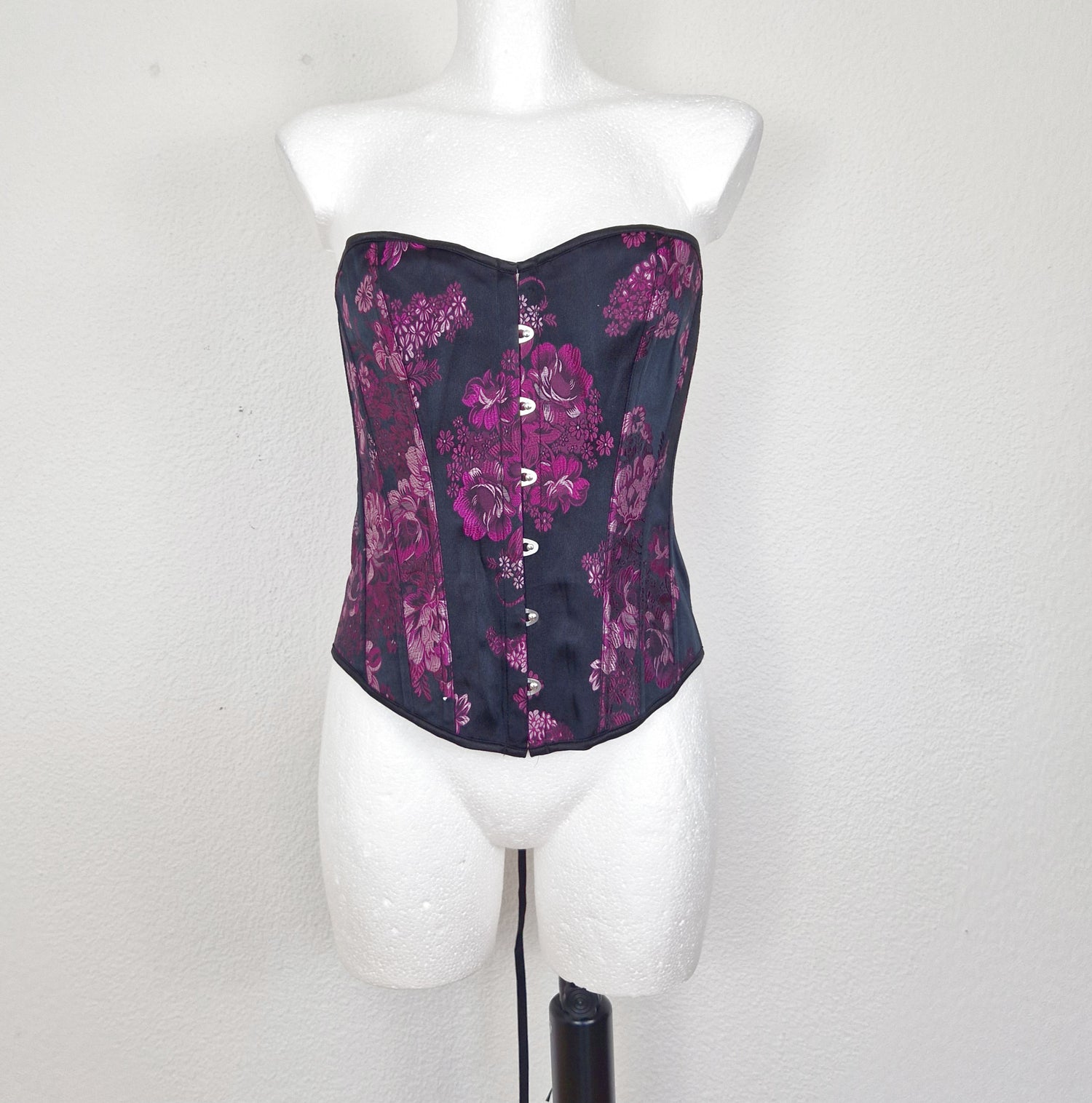Einzigartiges und nachhaltiges Vintage Corset in violett-schwarz mit Blumen. Unique and sustainable vintage corset in purple-black with flowers. Front.