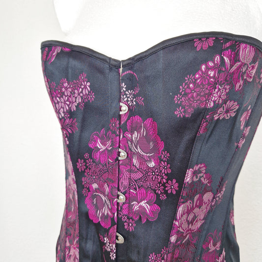 Einzigartiges und nachhaltiges Vintage Corset in violett-schwarz mit Blumen. Unique and sustainable vintage corset in purple-black with flowers. Close-up.