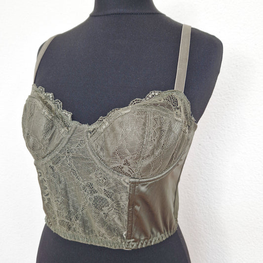 Einzigartiges und nachhaltiges Vintage Corset in oliv. Unique and sustainable vintage corset in olive. Close-up.