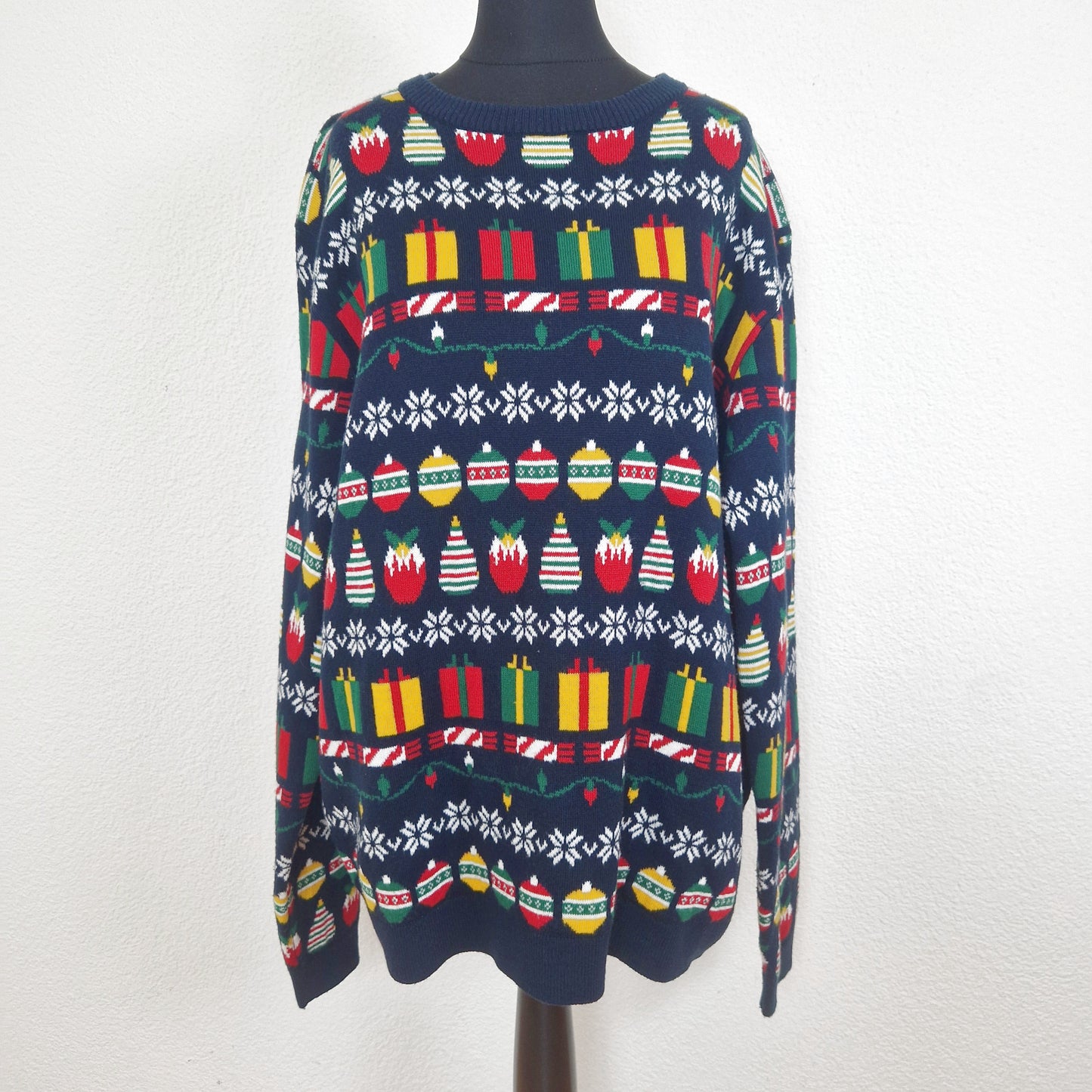 Einzigartiger und nachhaltiger Vintage Pullover in dunkelblau-rot-gelb mit Schneeflocken. Unique and sustainable vintage pullover in dark blue-red-yellow with snow flakes. Front. 