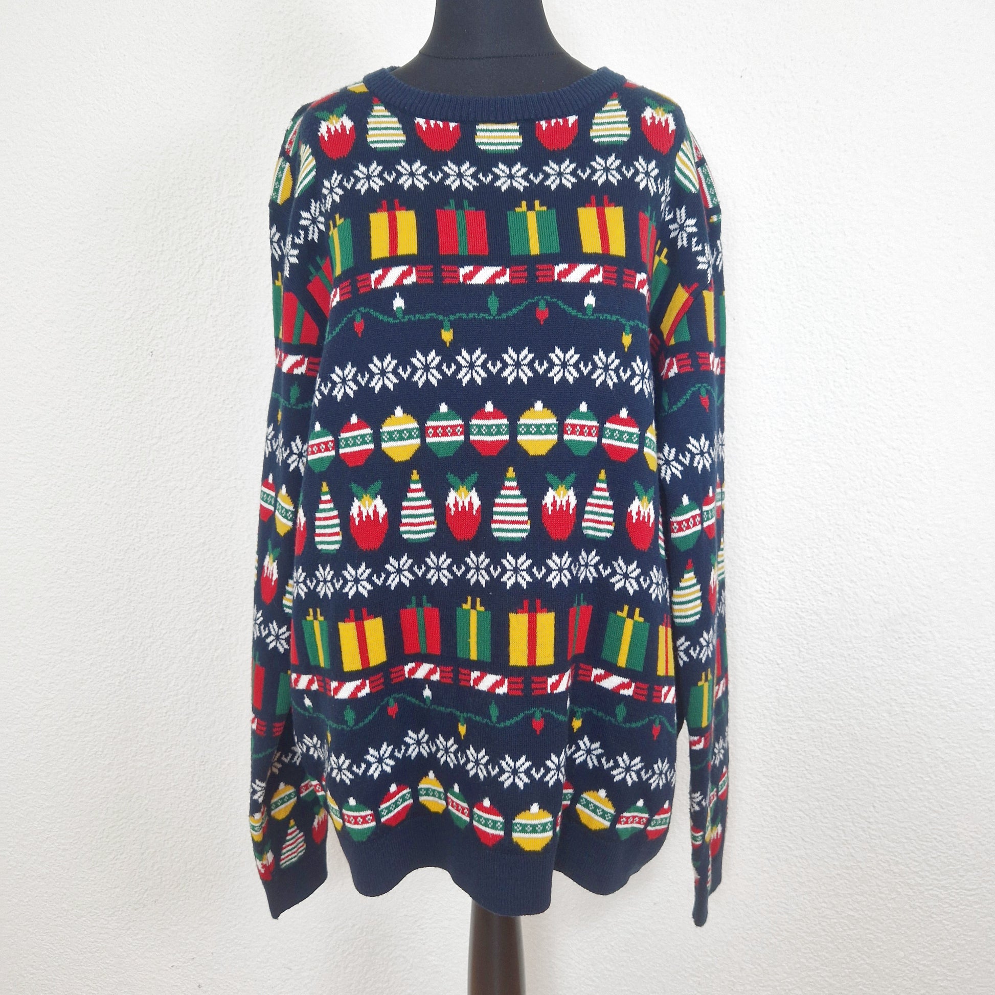 Einzigartiger und nachhaltiger Vintage Pullover in dunkelblau-rot-gelb mit Schneeflocken. Unique and sustainable vintage pullover in dark blue-red-yellow with snow flakes. Front. 