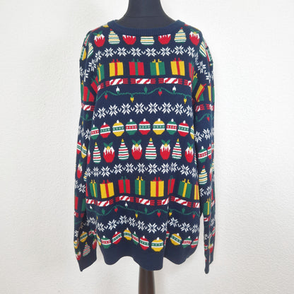 Einzigartiger und nachhaltiger Vintage Pullover in dunkelblau-rot-gelb mit Schneeflocken. Unique and sustainable vintage pullover in dark blue-red-yellow with snow flakes. Front. 