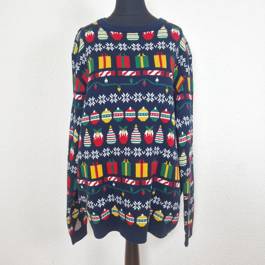 Einzigartiger und nachhaltiger Vintage Pullover in dunkelblau-rot-gelb mit Schneeflocken. Unique and sustainable vintage pullover in dark blue-red-yellow with snow flakes. Front. 