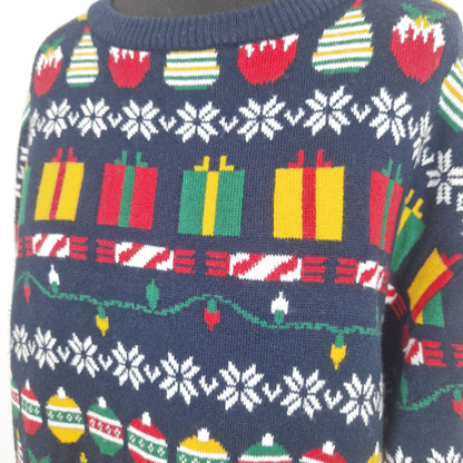 Einzigartiger und nachhaltiger Vintage Pullover in dunkelblau-rot-gelb mit Schneeflocken. Unique and sustainable vintage pullover in dark blue-red-yellow with snow flakes. Close-up.