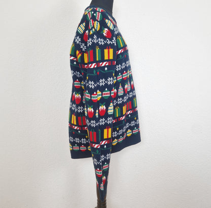 Einzigartiger und nachhaltiger Vintage Pullover in dunkelblau-rot-gelb mit Schneeflocken. Unique and sustainable vintage pullover in dark blue-red-yellow with snow flakes. Side.