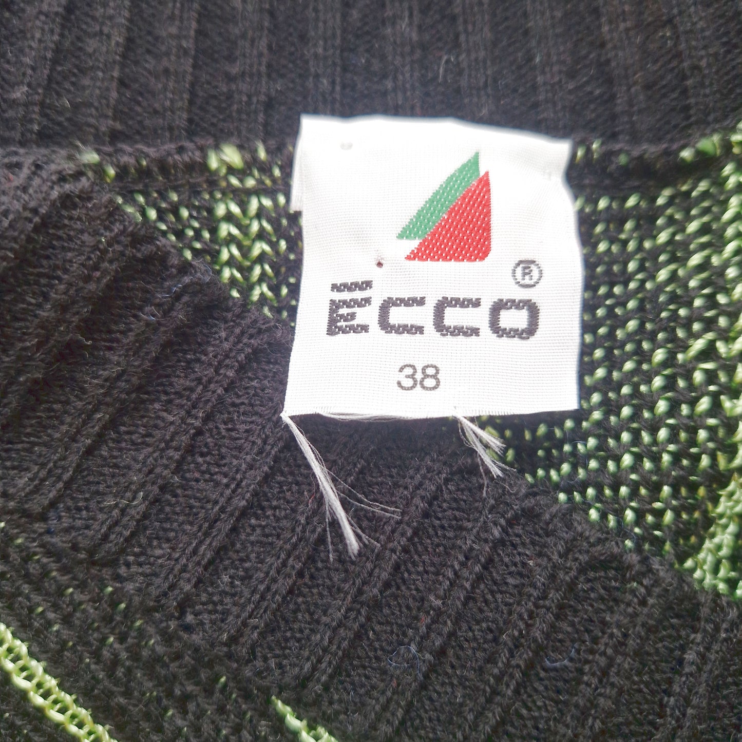 Einzigartiger und nachhaltiger Vintage Pullover in schwarz-hellgrün. Unique and sustainable vintage pullover in black-light green. Tag.