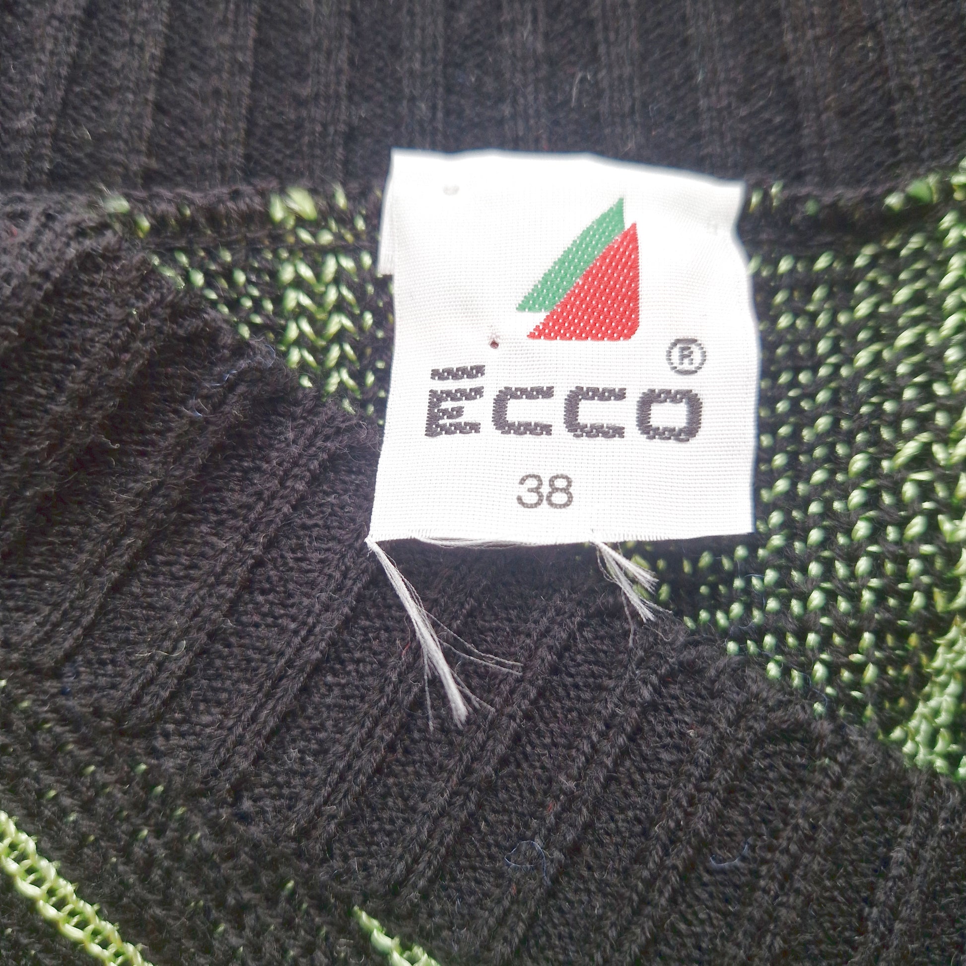 Einzigartiger und nachhaltiger Vintage Pullover in schwarz-hellgrün. Unique and sustainable vintage pullover in black-light green. Tag.