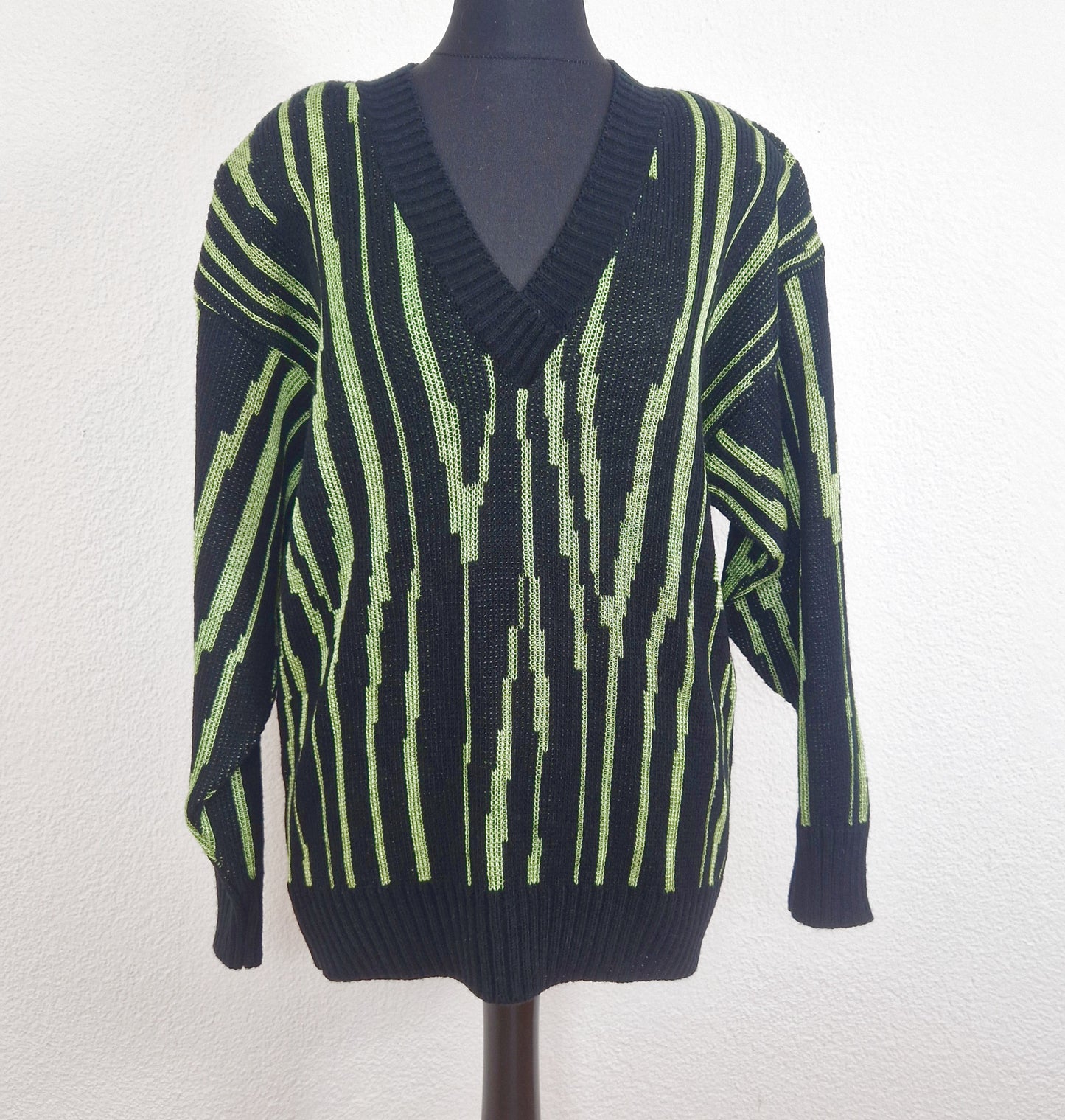 Einzigartiger und nachhaltiger Vintage Pullover in schwarz-hellgrün. Unique and sustainable vintage pullover in black-light green. Front.