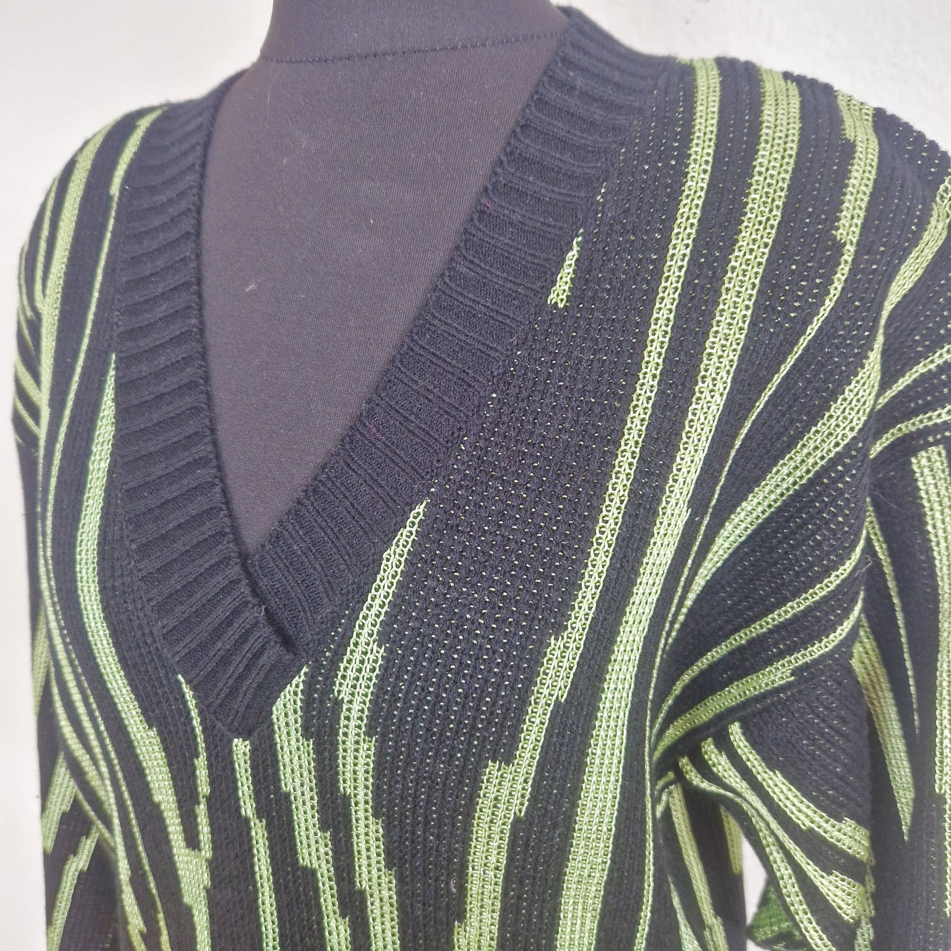 Einzigartiger und nachhaltiger Vintage Pullover in schwarz-hellgrün. Unique and sustainable vintage pullover in black-light green. Close-up.
