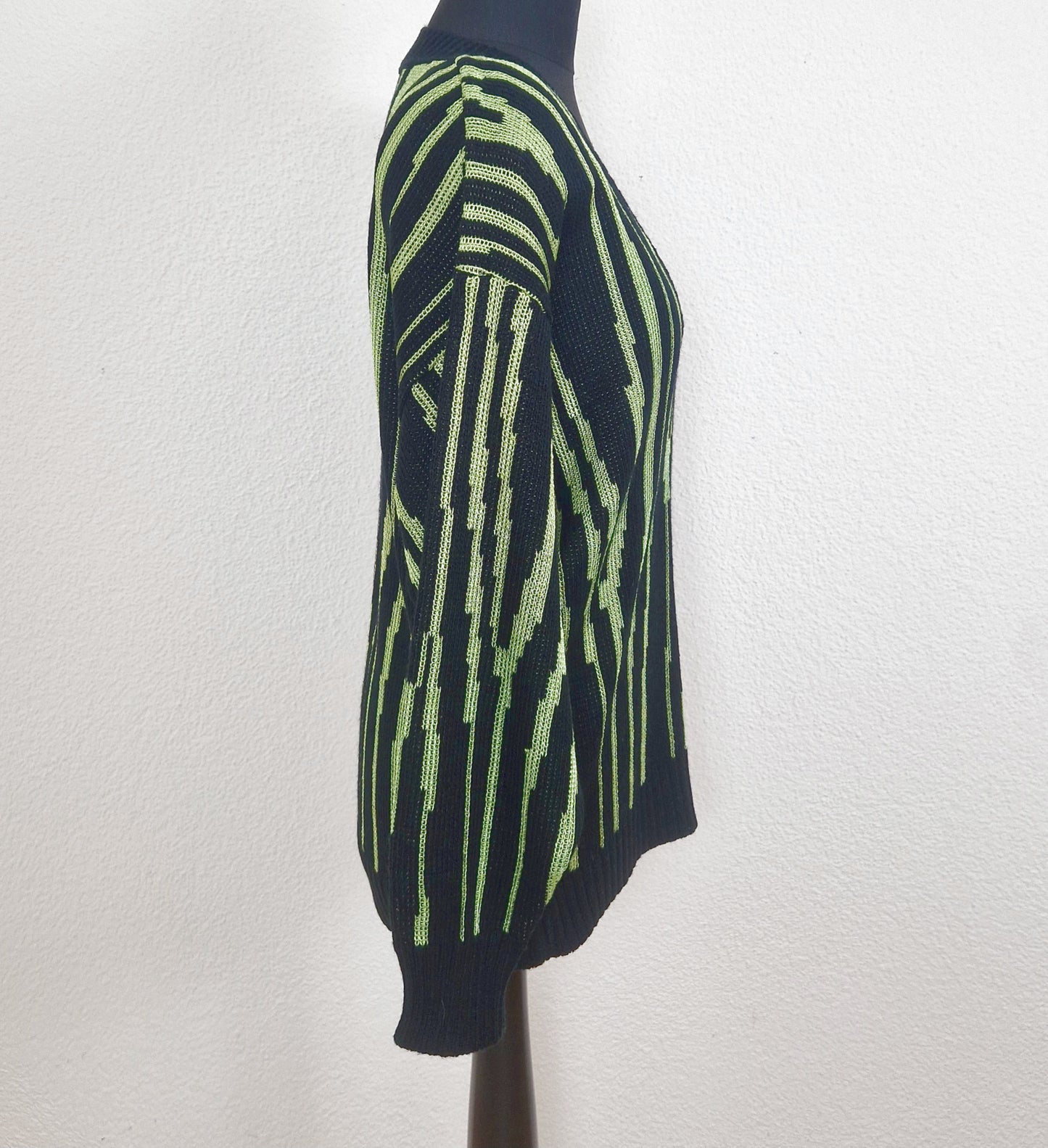 Einzigartiger und nachhaltiger Vintage Pullover in schwarz-hellgrün. Unique and sustainable vintage pullover in black-light green. Side.