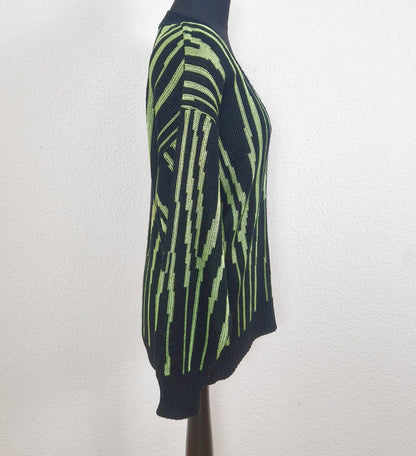 Einzigartiger und nachhaltiger Vintage Pullover in schwarz-hellgrün. Unique and sustainable vintage pullover in black-light green. Side.