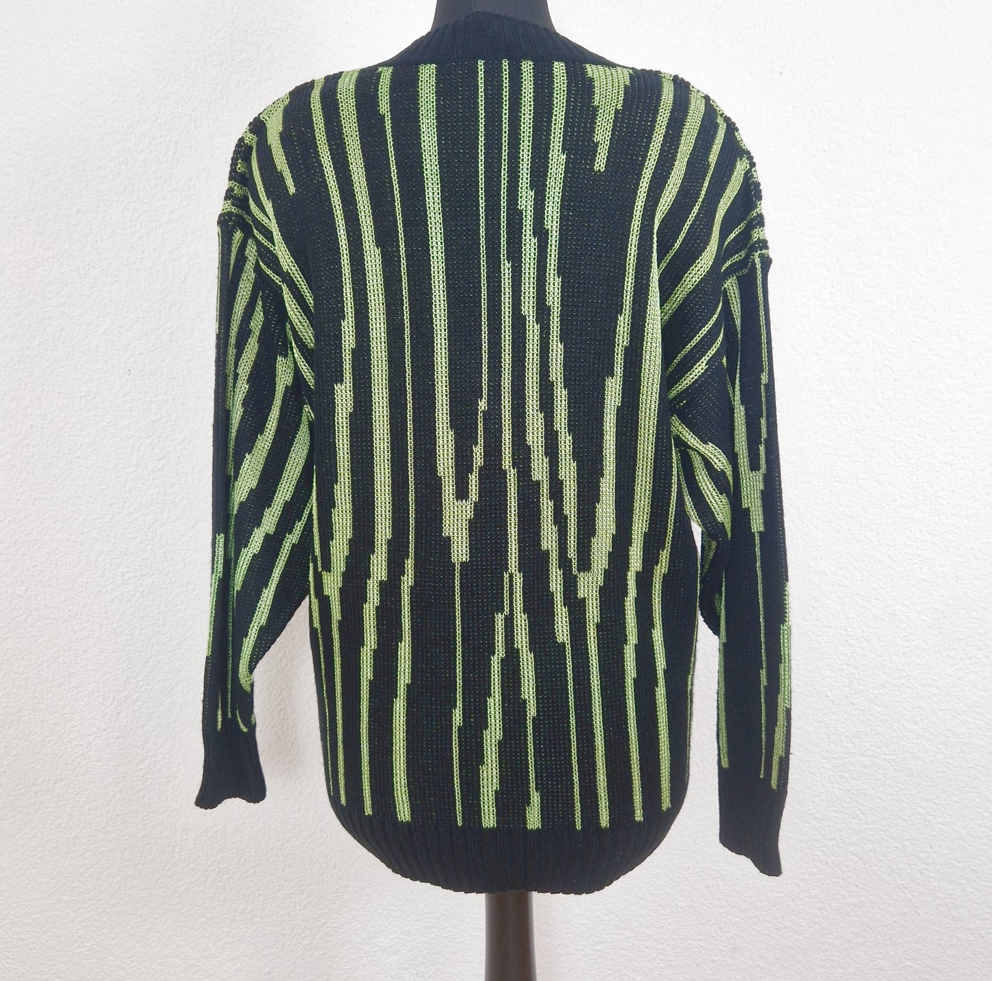 Einzigartiger und nachhaltiger Vintage Pullover in schwarz-hellgrün. Unique and sustainable vintage pullover in black-light green. Back.
