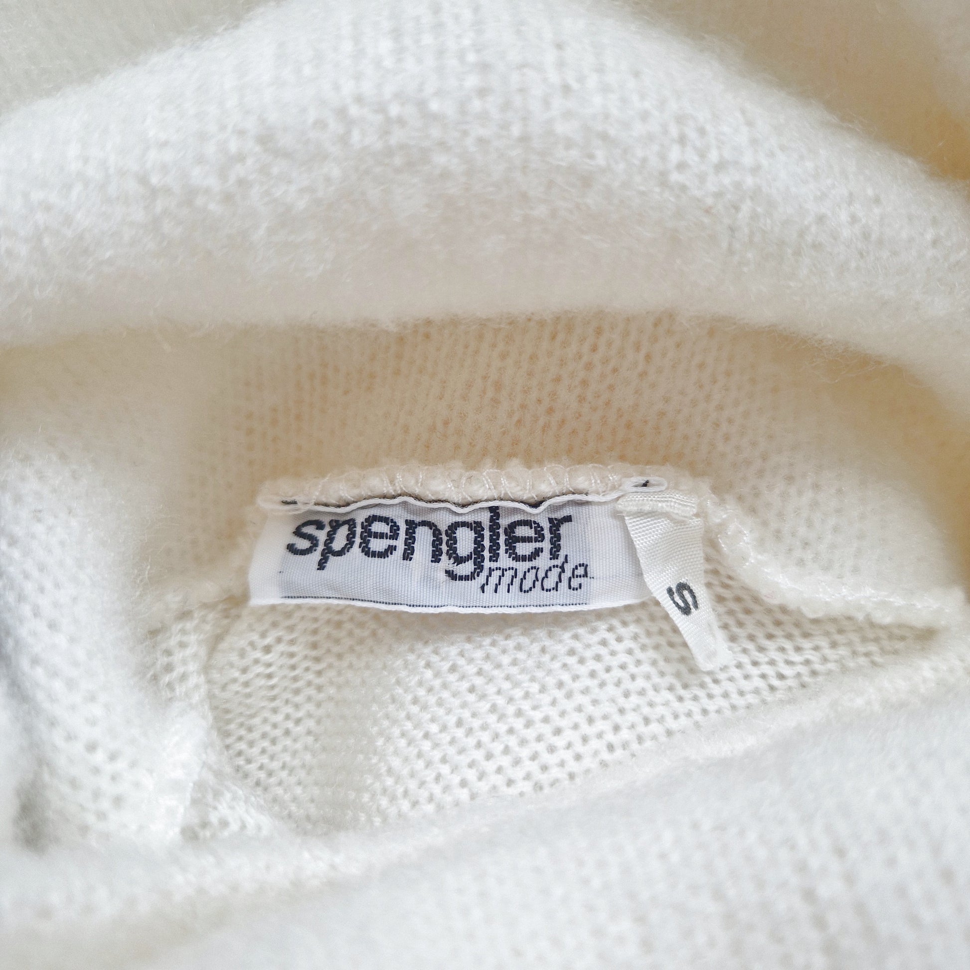 Einzigartiger und nachhaltiger Vintage Pullover in weiss-rosa-grau mit Rollkragen. Unique and sustainable vintage pullover in white-pink-grey with turtleneck. Tag.