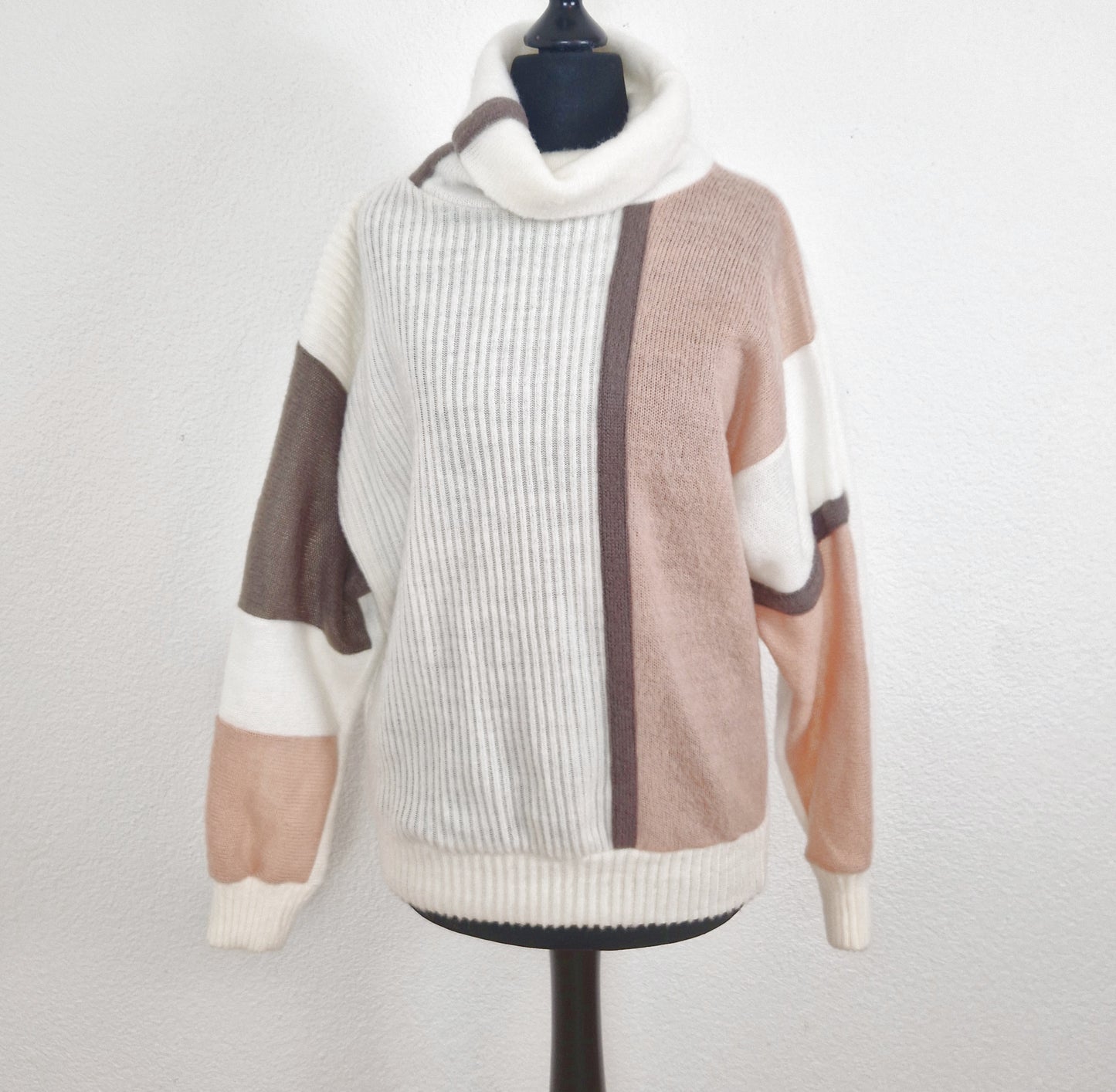 Einzigartiger und nachhaltiger Vintage Pullover in weiss-rosa-grau mit Rollkragen. Unique and sustainable vintage pullover in white-pink-grey with turtleneck. Front. 