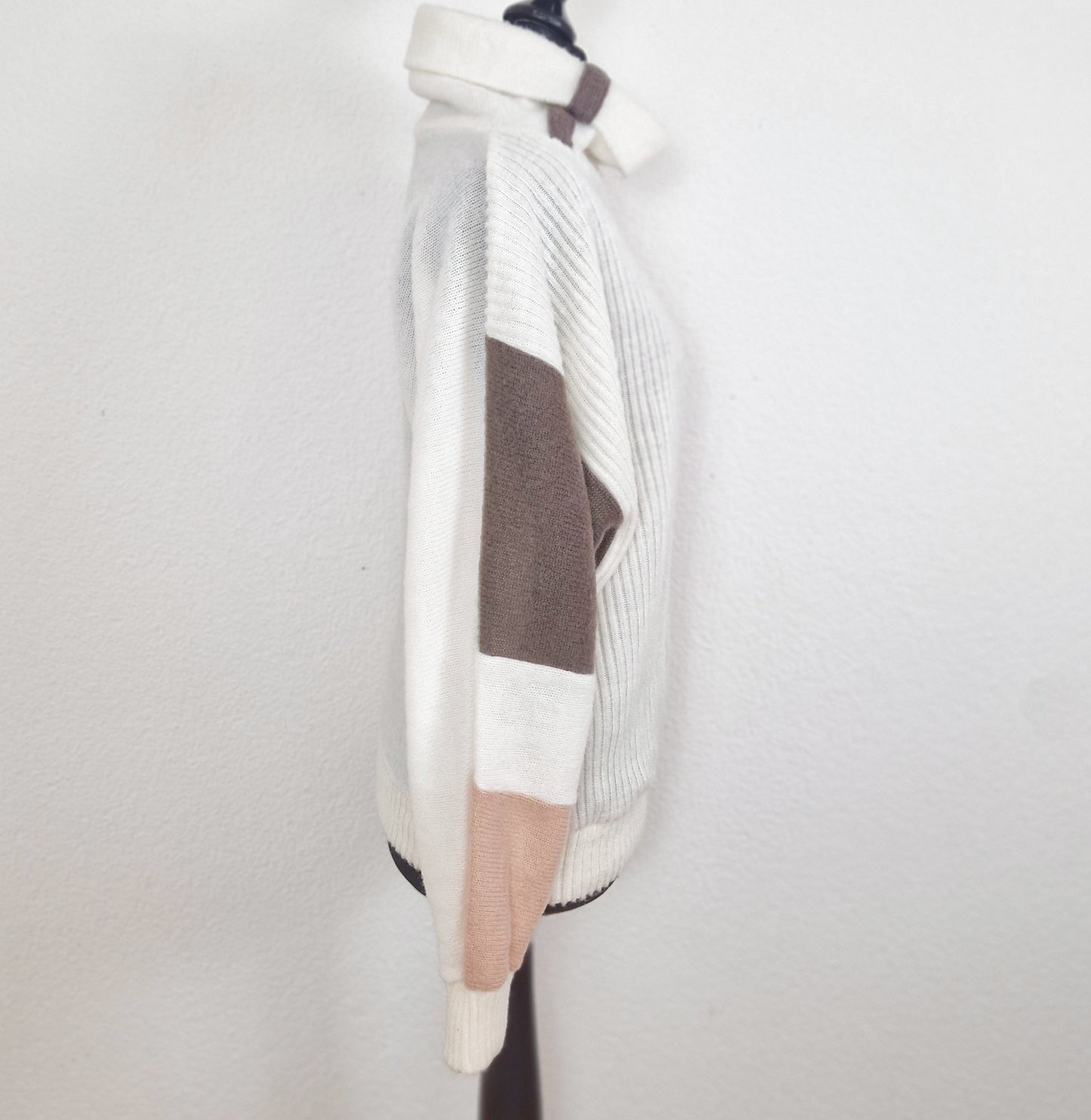 Einzigartiger und nachhaltiger Vintage Pullover in weiss-rosa-grau mit Rollkragen. Unique and sustainable vintage pullover in white-pink-grey with turtleneck. Side.