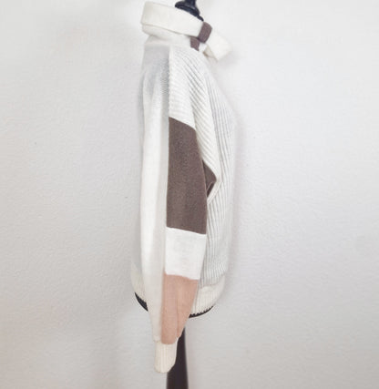 Einzigartiger und nachhaltiger Vintage Pullover in weiss-rosa-grau mit Rollkragen. Unique and sustainable vintage pullover in white-pink-grey with turtleneck. Side.