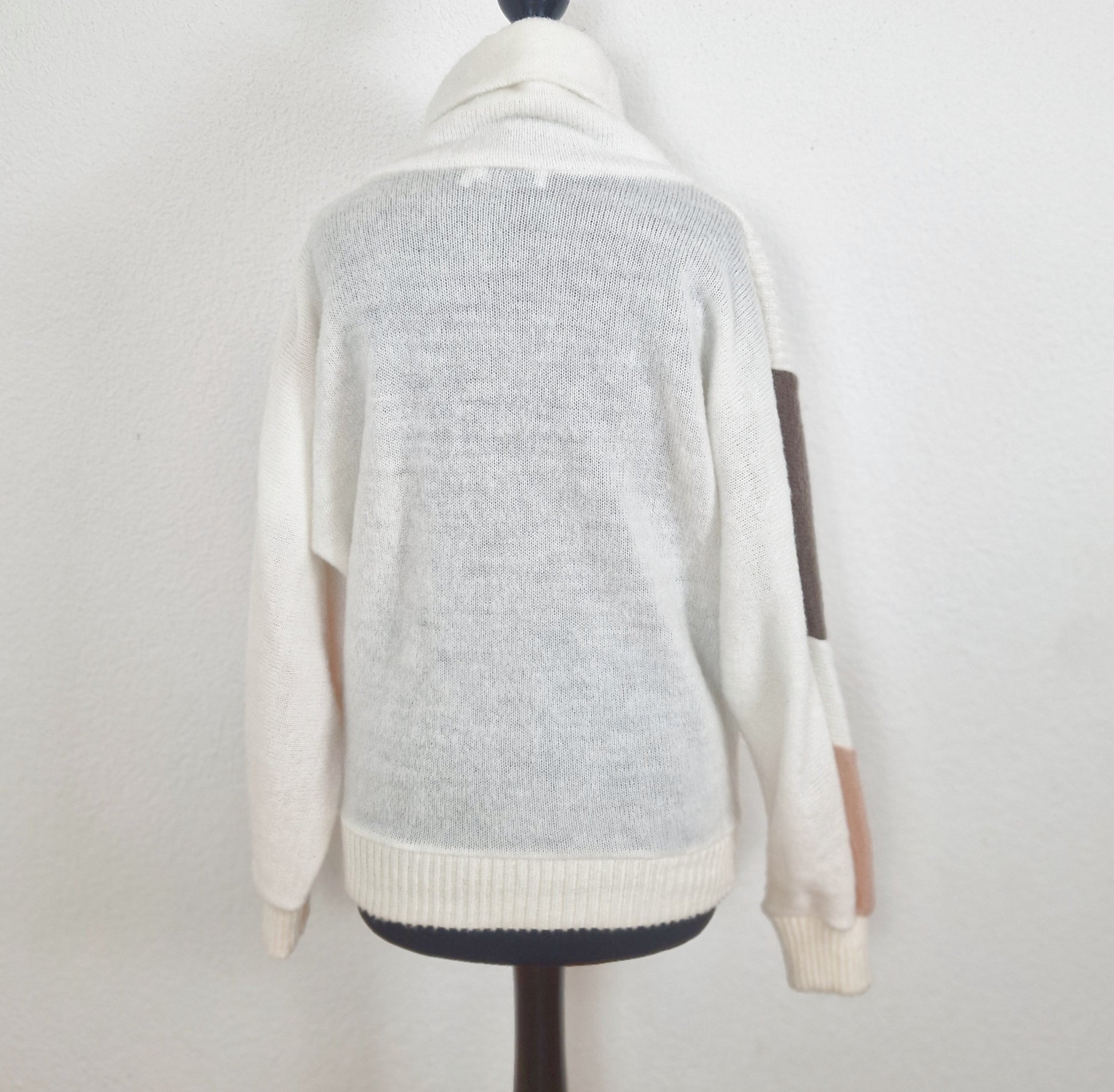 Einzigartiger und nachhaltiger Vintage Pullover in weiss-rosa-grau mit Rollkragen. Unique and sustainable vintage pullover in white-pink-grey with turtleneck. Back.