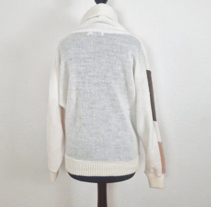 Einzigartiger und nachhaltiger Vintage Pullover in weiss-rosa-grau mit Rollkragen. Unique and sustainable vintage pullover in white-pink-grey with turtleneck. Back.
