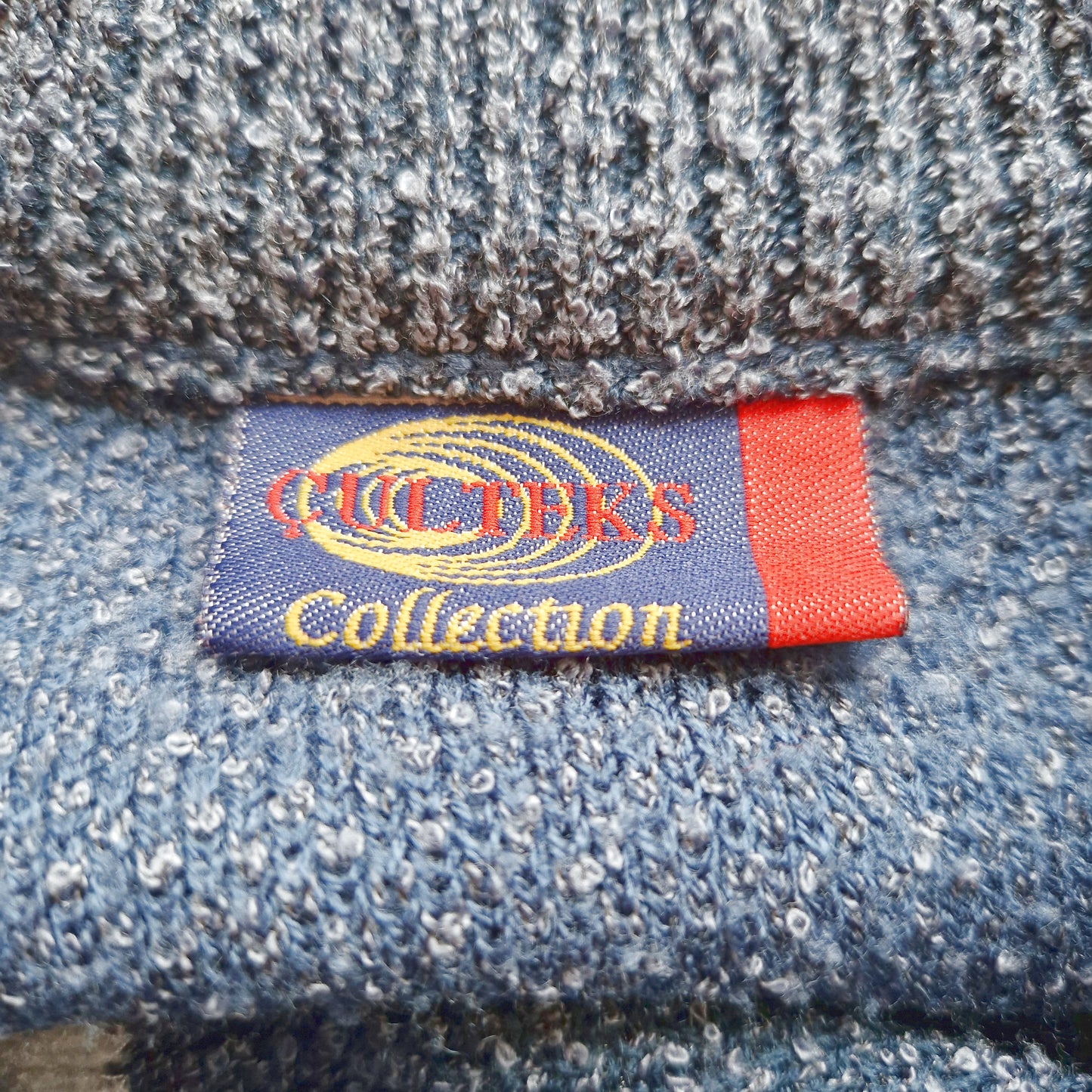 Einzigartiger und nachhaltiger Vintage Pullover (Men) in blau-gelb-hellblau, geometrisch. Unique and sustainable vintage pullover (men) in blue-yellow-light blue, geometric. Tag.