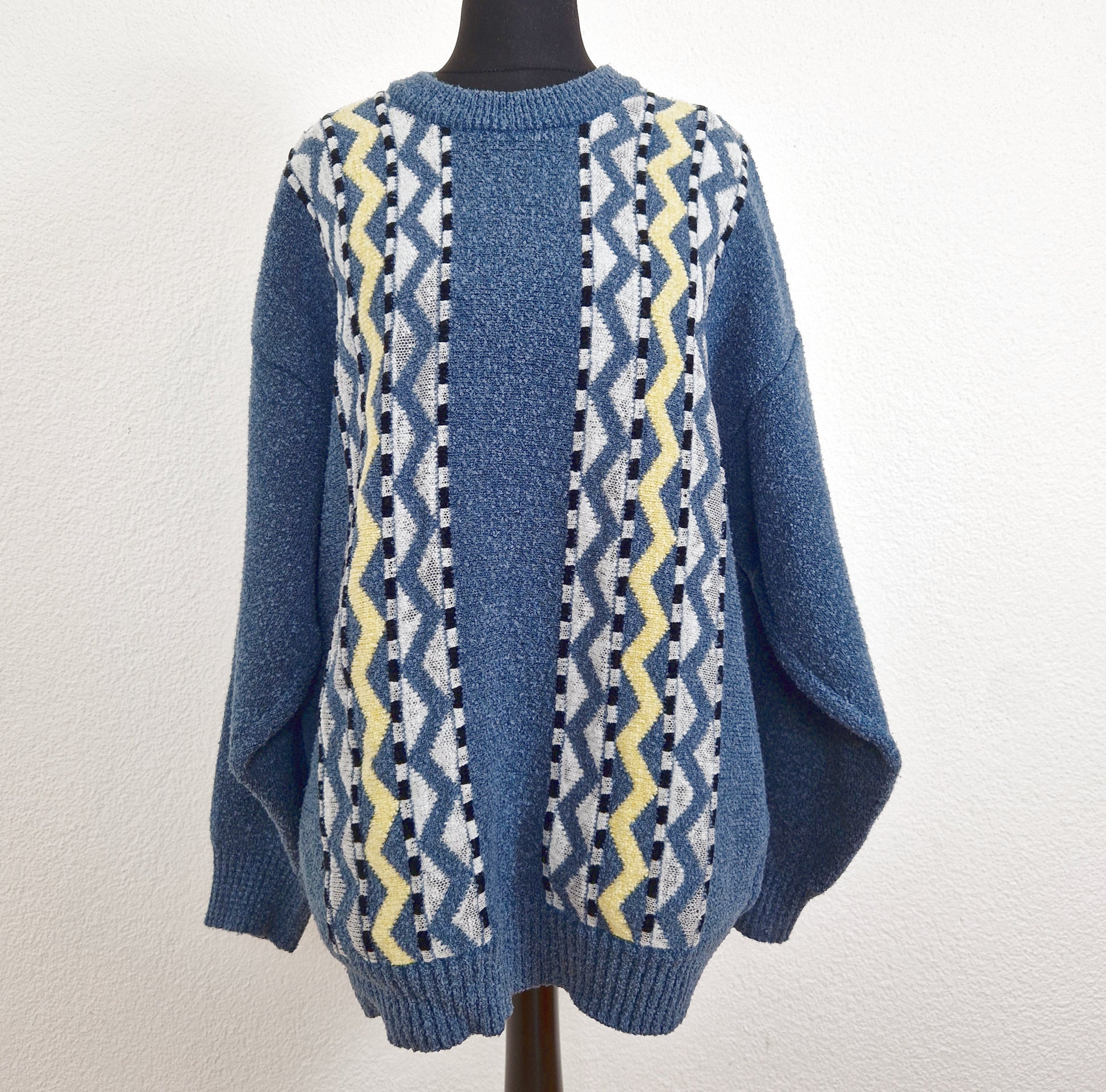Einzigartiger und nachhaltiger Vintage Pullover (Men) in blau-gelb-hellblau, geometrisch. Unique and sustainable vintage pullover (men) in blue-yellow-light blue, geometric. Front. 