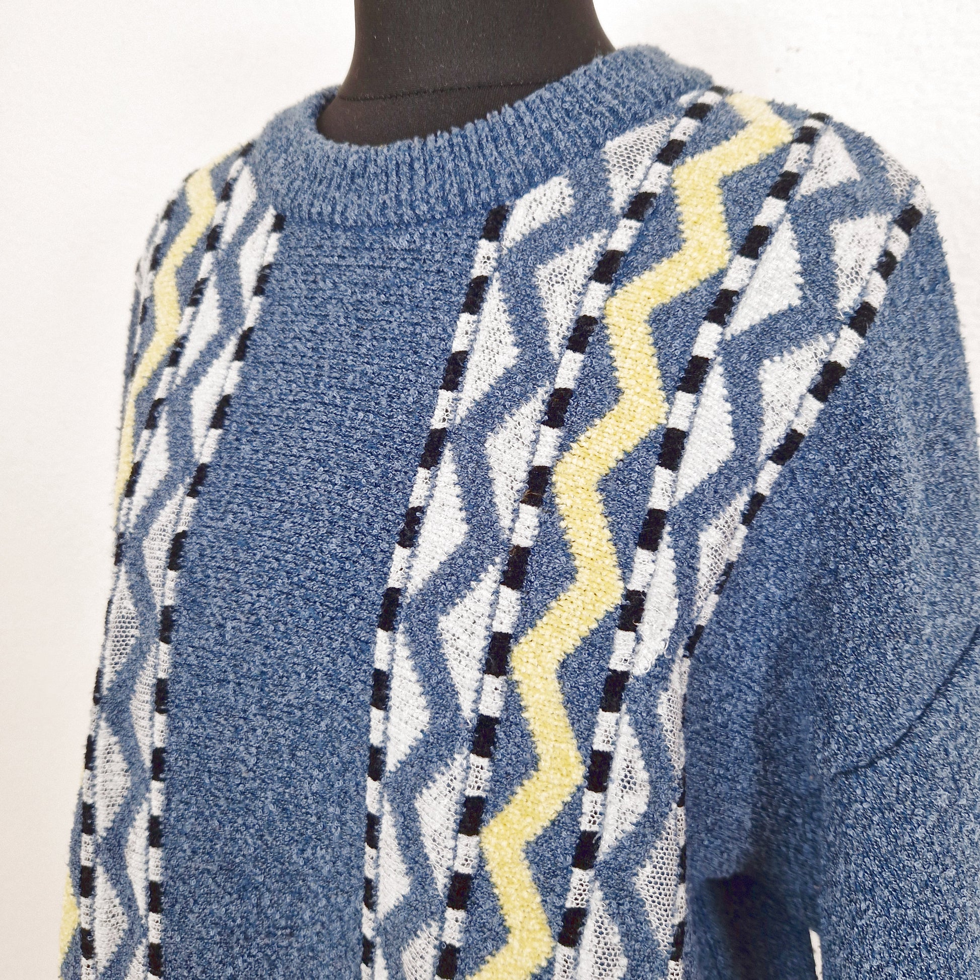 Einzigartiger und nachhaltiger Vintage Pullover (Men) in blau-gelb-hellblau, geometrisch. Unique and sustainable vintage pullover (men) in blue-yellow-light blue, geometric. Close-up.