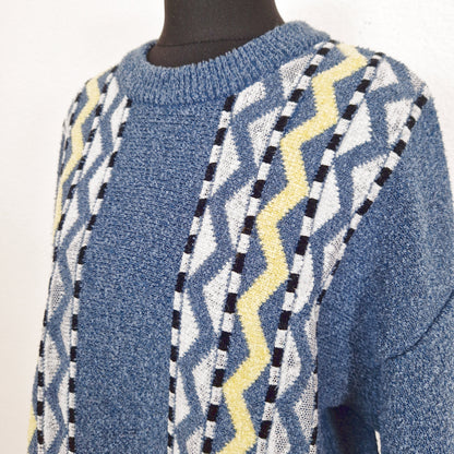 Einzigartiger und nachhaltiger Vintage Pullover (Men) in blau-gelb-hellblau, geometrisch. Unique and sustainable vintage pullover (men) in blue-yellow-light blue, geometric. Close-up.