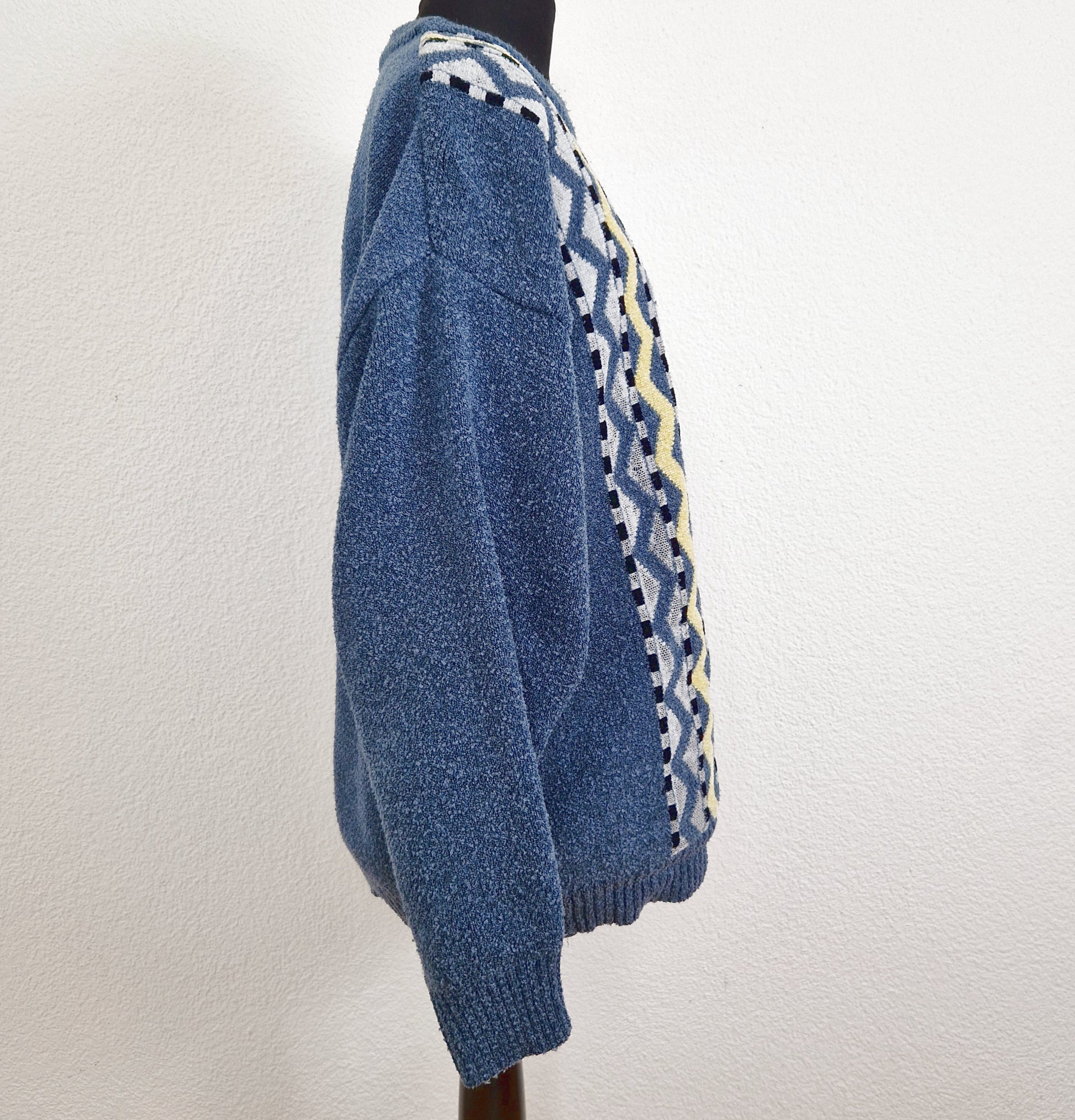 Einzigartiger und nachhaltiger Vintage Pullover (Men) in blau-gelb-hellblau, geometrisch. Unique and sustainable vintage pullover (men) in blue-yellow-light blue, geometric. Side.