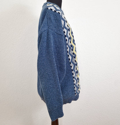 Einzigartiger und nachhaltiger Vintage Pullover (Men) in blau-gelb-hellblau, geometrisch. Unique and sustainable vintage pullover (men) in blue-yellow-light blue, geometric. Side.