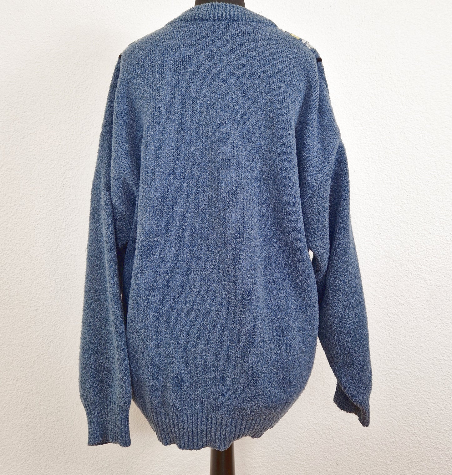 Einzigartiger und nachhaltiger Vintage Pullover (Men) in blau-gelb-hellblau, geometrisch. Unique and sustainable vintage pullover (men) in blue-yellow-light blue, geometric. Back.